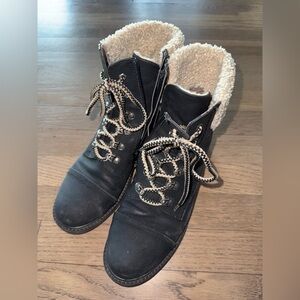 Black REPORT fuzzy winter boots. Faux Suede Size 8.5 W